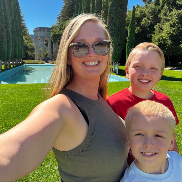 Meet your Posher, Lauren - Picture 3 of 5